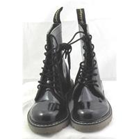 NWOT Golddigga, size 5 black patent effect DM style boots