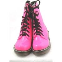 NWOT Belle Woman, size 5/38 neon pink patent effect DM style boots