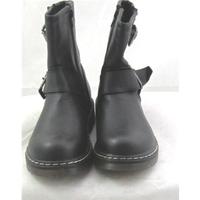 NWOT, size 4 black leather look ankle boots
