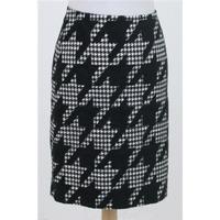 NWOT M&S, size 8 black & white skirt