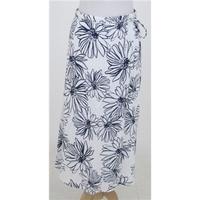 NWOT M&S, size 8 white & blue patterned skirt