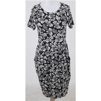 NWOT: M&S Collection size 8: Black & white drop pocket dress