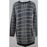 NWOT: M&S Size 8: Black and white knitted tunic jumper