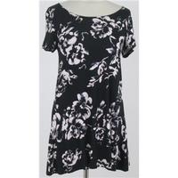 NWOT: M&S Size: 8 Black & pink flower tunic