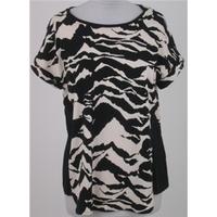 NWOT M&S size 8 black & cream patterned t-shirt