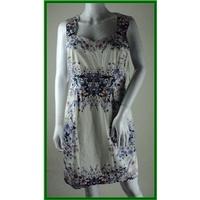 Oasis - Size: 12 - White with Blue Floral Pattern - Sleeveless Dress