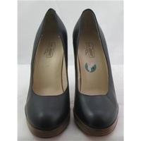 Oh Deer, size 5.5 black leather platform court shoes