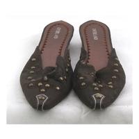 Overland, size 7/41 brown mules with brass effect studs