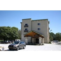 Parkwood Inn & Suites