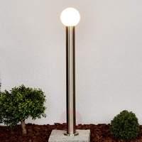 Path light Tomma with a spherical lampshade