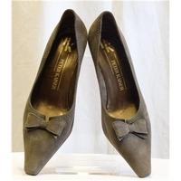 peter kaiser grey suede 6 heeled shoes