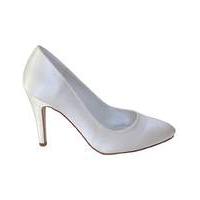 Perfect Plain Round Toe Court Shoe