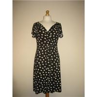 Pepperberry Size 12 Black Floral Patterned Knee Length Dress