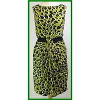 Per Una - Size: 18 - Green with pattern - Sleeveless