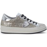 Philippe Model Paris Sneaker Classic Lakers in pelle laminata argento women\'s Shoes (Trainers) in Silver