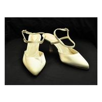 pink size 4 white heeled shoes