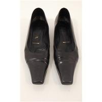Prada Size 2.5 Black Leather Pointed Toe kitten heels (EU 35)