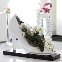 pumps sculpture in polystone shiny white on black base