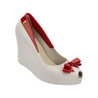 Queen Wedge Cream Red