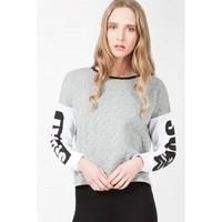 QUILTED SLOGAN SLEEVE CROP SWEAT