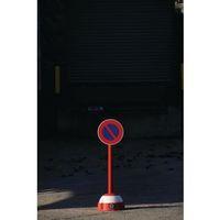 RED POST ON RED/WHITE PARKING MARKER BASE WITH DISC DIAM.300 NO PARKING (SYMBOL)