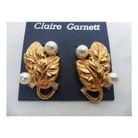 Reduced Brand new Gold and Pearl Leaf Earrings Claire Garnett - Size: Medium - Metallics