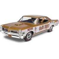 Royal 66 Pontiac GTO with Figure 1:25 Scale Model Kit