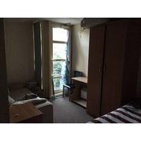 Room with balcony - mins from uni & hospital