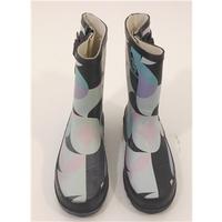 Roxy Size 2 Ankle wellies Size EU 35 Featuring Pastel Geo Print And Side Buckle Detail