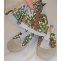 Roxy Size 4 Beige Floral Print Boots