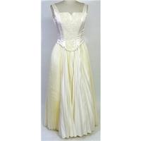 Ronald Joyce (London) Ltd - Size: US 8 / UK 10 / EUR 38 - White - Wedding dress