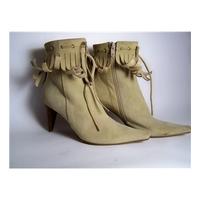 Russell Bromley - Size: 4 - Beige - Boots