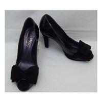 Sachelle - Size 38C (UK 5) - Black Patent Leather Crocodile Pattern High heeled Shoes with Bows