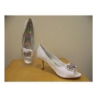 shoefashionista.com white satin court shoes size 7 (41) Shoefashionista.com - White - Court shoes