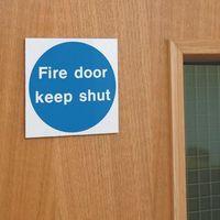 SIGN FIRE DOOR KEEP SHUT 80 X 80 RIGID PLASTIC