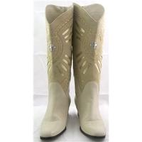 Size 5.5/38.5 cream cowboy style boots with metallic decoration