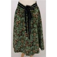 Size XS, green mix patterned skirt