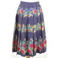 Size XS, grey & floral patterned pleated skirt