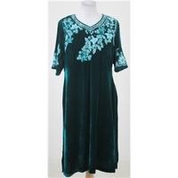 Size M green velvet knee length dress