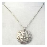 Silver tone chain necklace with round floral pendant  925 stamp