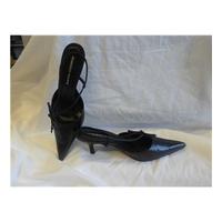 Slingbacks- size 5 Roberto Vianni - Size: 5 - Black - Slingbacks