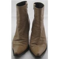 Solomoda Calzature, size 6.5/40 beige leather ankle boots