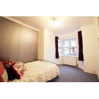 spacious beautiful double room available now