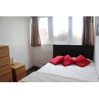 Spacious Double Room in Bromley