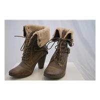 Spot On! Size 8 Brown Leather Fleece-Lined Boots