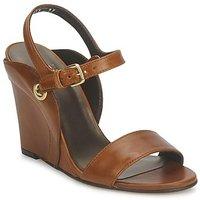 stuart weitzman swept womens sandals in brown