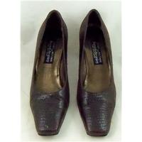 Stuart Wietzman brown snakeskin court shoes Size 8.5