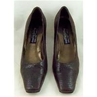 stuart wietzman brown snakeskin court shoes size 85