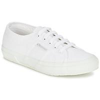 Superga 2750 CLASSIC men\'s Shoes (Trainers) in white