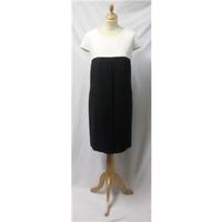 Tahari Arthur S Levine Size 20 Cream & Black Cap Sleeved Dress Tahari Arthur S Levine - Size: 20 - Knee length dress